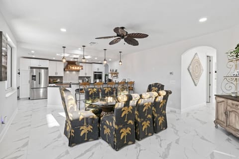 Tropical vibes meet chef-worthy kitchen charm.