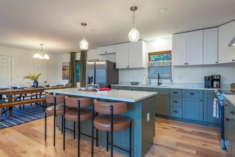 Every great getaway needs a hub—and here, it’s the kitchen. From coffee-fueled mornings to cookie-baking nights, this is where delicious memories are made.