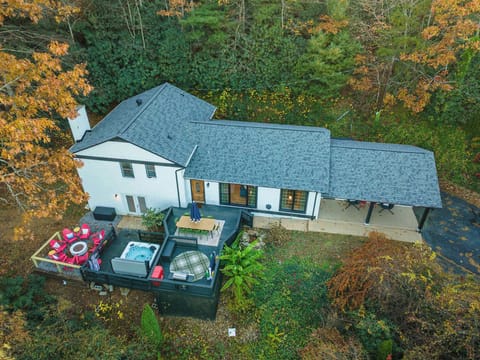 From the front door to the windows, every detail is picture-perfect. You’ll be smiling before you even step inside—because this house makes a first impression that lasts.