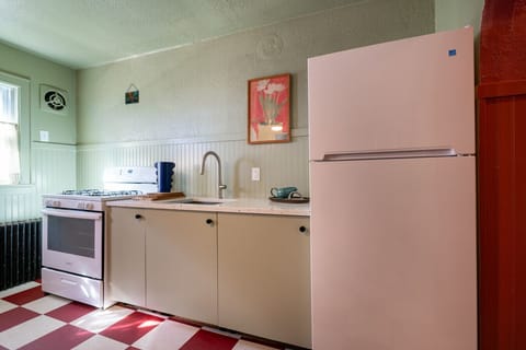Bright kitchen space with everything you need to cook.
