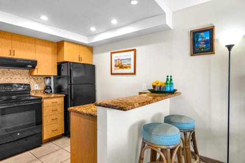 Enjoy coffee or cocktails at the seated bar NAP-A24