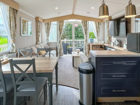 Open plan living space | Rorys Retreat - Rorys Ocean Retreats, Ayr