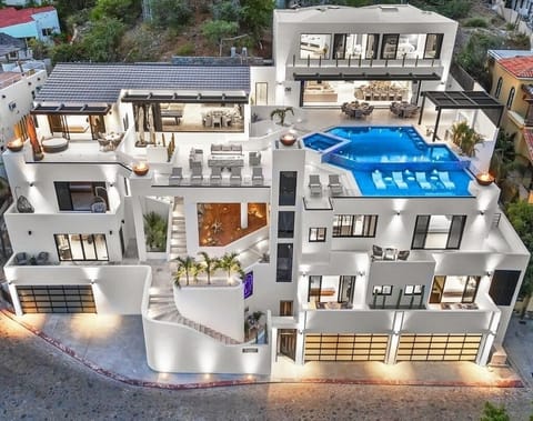 Luxury Pedregal villa with vast deck, glass-bottom pool, and grand interiors.