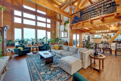Onalaska Vacation Rental | 7BR | 6BA | 4 Steps to Enter | 5,500 Sq Ft