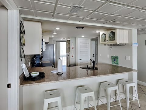 Kitchen - Breakfast Bar Seats 4