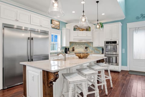 Fully equipped gourmet kitchen