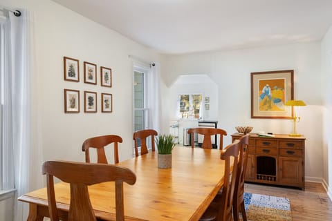 Gather around our spacious dining table, perfect for sharing meals and creating lasting memories! 🍽️🪑