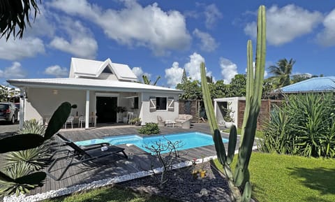 Villa Pampa is a charming address. Everything is open to nature. A discreet address with swimming pool and the beach of Anse des Rochers within walking distance.