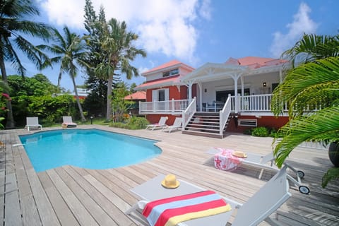 Villa Kaz Galante has a sea view, a swimming pool and is on foot from the beach of Anse des Rochers. It has 4 bedrooms for 8 people. The Saint François golf course is 10 minutes away.