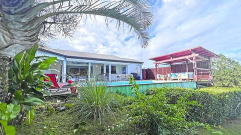 Villa rental with pool and jacuzzi in Baie Mahault, Guadeloupe, ideal for a business trip or a vacation with friends.