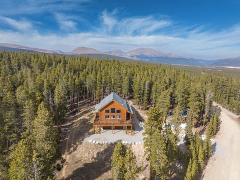 Enjoy this 3 bedroom, 3 bathroom, pet friendly and family friendly home, surrounded by towering pines, and rolling topography in the heart of Valley of the Sun.
