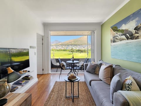 Mouille Point 2BR - Stadium & Mountain Views (32872)
