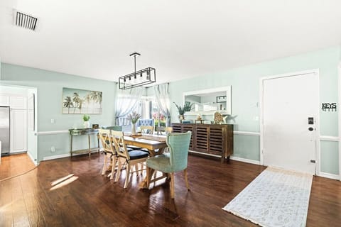 Enjoy family meals around this spacious dining table! 🍽️ Bright, coastal decor creates a lovely setting for breakfast or dinner.