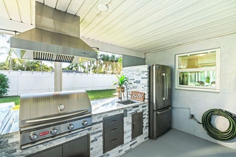 Fire up the grill! 🔥 Our fully equipped outdoor kitchen makes al fresco dining a breeze. It’s complete with a high-end stainless steel fridge for easy entertaining.