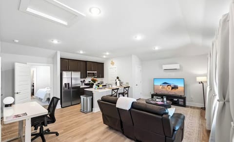 Spacious open floor plan ✨ Relax after exploring COTA, McKinney Falls State Park, Skyline Park, food trucks, coffee spots, and Austin’s best attractions 🛋️🍔☕ King bed comfort + workspace included!