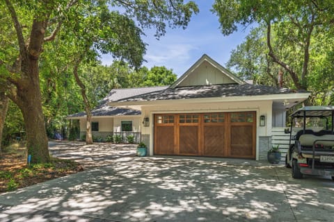 Welcome to Easy Breezy, your beautifully updated 5-bedroom, 4-bathroom home just steps to the beach on Isle of Palms