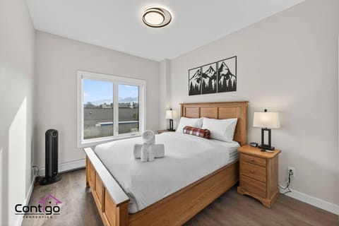 Unwind in this stylish queen bedroom featuring premium linens and Rocky Mountain charm, nestled in the heart of Golden, BC — minutes from Kicking Horse Resort and Glacier National Park