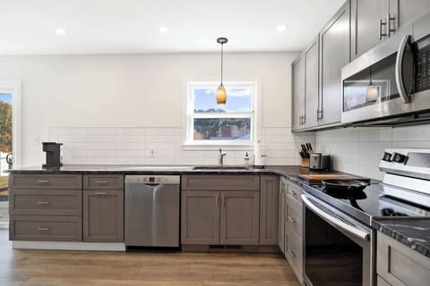 Kitchen | Refrigerator | Oven | Stove | Microwave | Dishwasher | K Cup Coffee Machine | AeroPress | Blender | Toaster 