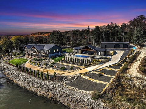 Here’s the big picture—literally. Spacious, stylish, and ready for your next adventure. Pack your bags, this place is calling your name!