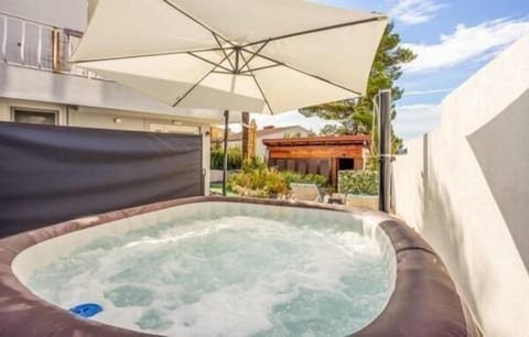 Outdoor spa tub