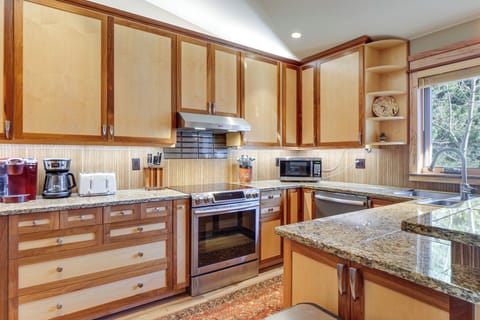 Kitchen | Dishwasher | Toaster | 1st Floor