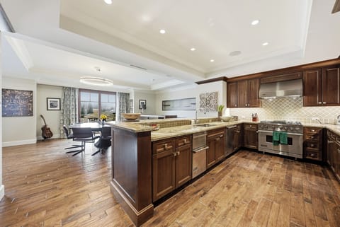 If you don’t wanna cook, there is 24 seven room service. The menu is near the 18 pages long for you to choose from. Anything you desire, is that your fingertips.