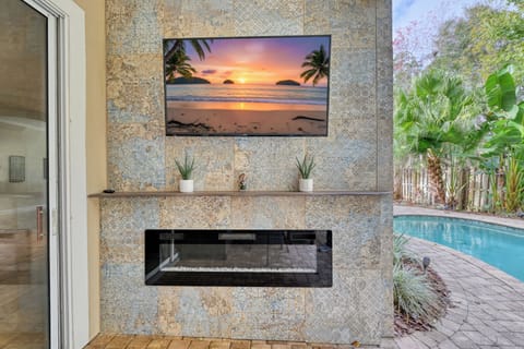         •	Outdoor electric fireplace
	•	Large outdoor TV
	•	Cozy lounge 