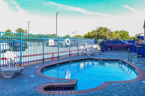 Seasonal Pool - May 1st to October 31st