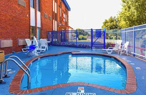 Seasonal Pool - May 1st to October 31st