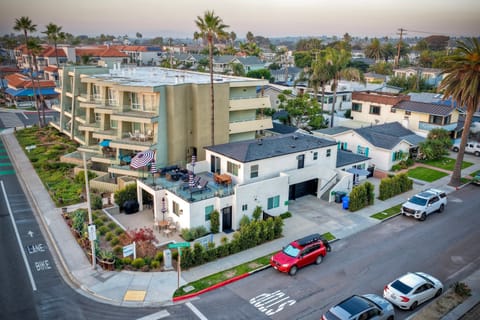 Charming coastal neighborhood with relaxing beach access nearby