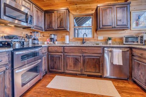 Fully equipped kitchen - stainless steel appliances