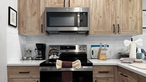 [kitchen] well appointed sparkling clean kitchen