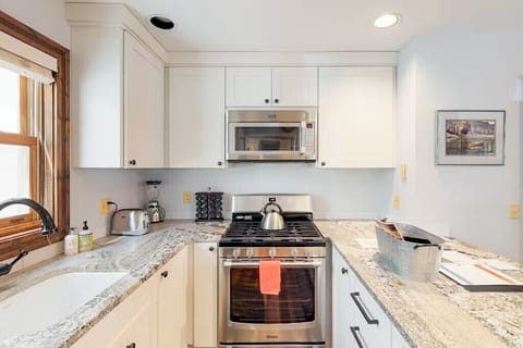 Kitchen - Plenty of counter space for meal prep
