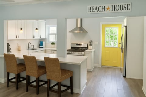 Kitchen, Quartzite counters. Seats 4
