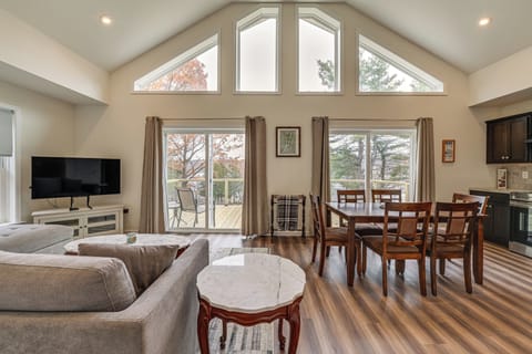 Living Room | Free WiFi | Central A/C & Heat