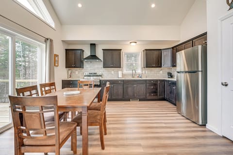 Dining Table | Dishware & Flatware