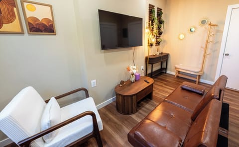 Bright marble-style finishes, fresh towels, and essential amenities for a hotel-quality bathroom experience.