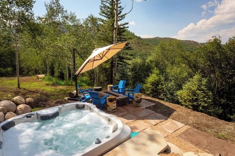 Incredible hot tub and outdoor space to hang out! 
