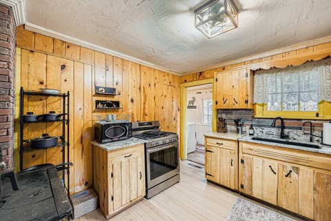 The vintage kitchen offers granite counters, full cooktop/oven, Keurig, and essentials to cook and unwind.