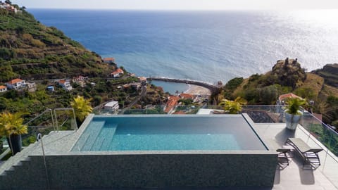 Luxury living with ocean views and infinity pool at Orion Calheta Hills by LovelyStay.
#Calheta #Madeira #OceanView #LuxuryStay #LovelyStay