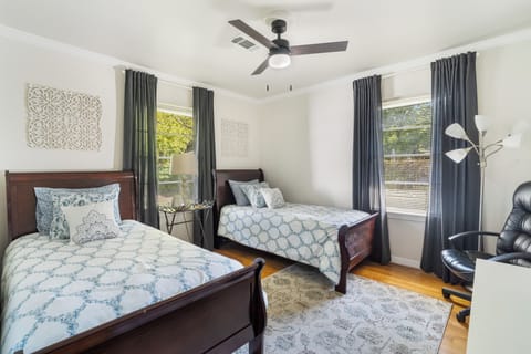Bedroom 2, with twin beds 
