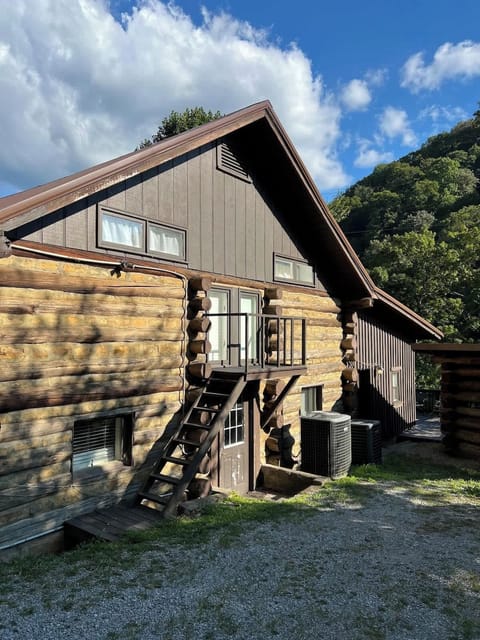 This is the side of the cabin that guests will enter. There is also a nice deck on the back with a seating area.