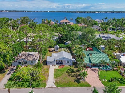 Just a few blocks from the water and gorgeous Lewis Park!