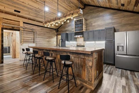 Full kitchen ready for a chef or the perfect spot for some local take-out. 