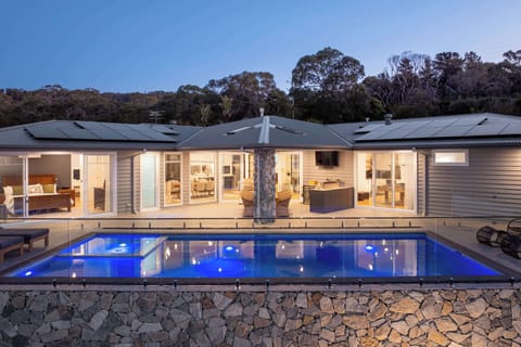 Gas-heated pool & spa ($250/day)