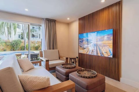 Sitting area with 75' TV