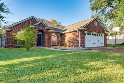 College Station Vacation Rental | 4BR | 2.5BA | 2,222 Sq Ft | 1 Step to Enter