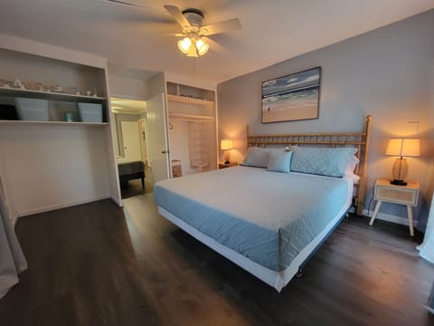 MASTER BEDROOM WITH KING BED AND ENSUITE BATHROOM