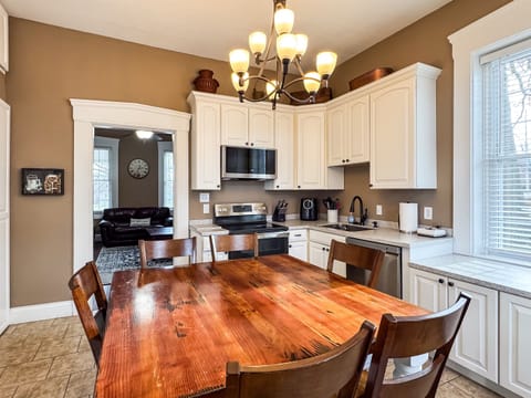 Modern designed spacious kitchen with large table with 6 chairs to enjoy family cooking or a competitive game of cards with all the extra kitchen amenities at Aussie Cottage.