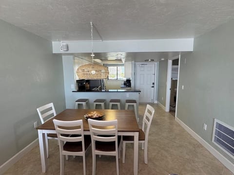 Seating for 6 at the dining table at Carlos Pointe